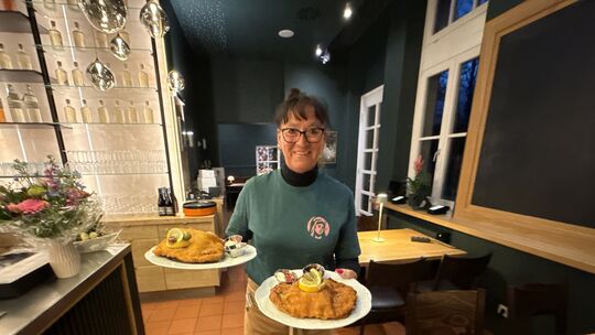 Da kommen sie, die ersten Schnitzel. Im geschmackvoll modernisierten Alten Bahnhof in Polch können Gäste jetzt wieder speisen. N Da kommen sie, die ersten Schnitzel. Im geschmackvoll modernisierten Alten Bahnhof in Polch können Gäste jetzt wieder speisen. N