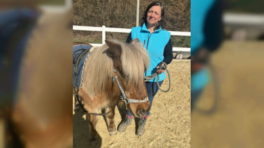 Bianca Belleflamme aus Selbach, hier mit ihrem 32 Jahre alten Pony Werner, ist Sprecherin der Bürgerinitiative Wolfsprävention W Bianca Belleflamme aus Selbach, hier mit ihrem 32 Jahre alten Pony Werner, ist Sprecherin der Bürgerinitiative Wolfsprävention W