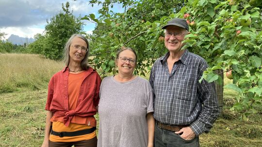 Die Vorstandsvorsitzenden vom Nabu Altenkirchen (v.l.): Wanja Schliffkowitz, Jutta Seifert und Harry Sigg stehen auf einer der S Die Vorstandsvorsitzenden vom Nabu Altenkirchen (v.l.): Wanja Schliffkowitz, Jutta Seifert und Harry Sigg stehen auf einer der S