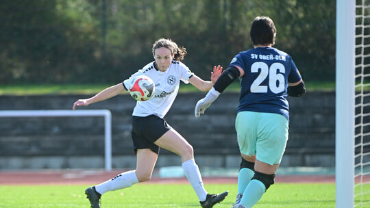 Gegen Ober-Olm tauchten Celine Dickopf (links) und der SC 13 Bad Neuenahr häufig vorm gegnerischen Tor auf, beim Auswärtsspiel i Gegen Ober-Olm tauchten Celine Dickopf (links) und der SC 13 Bad Neuenahr häufig vorm gegnerischen Tor auf, beim Auswärtsspiel i