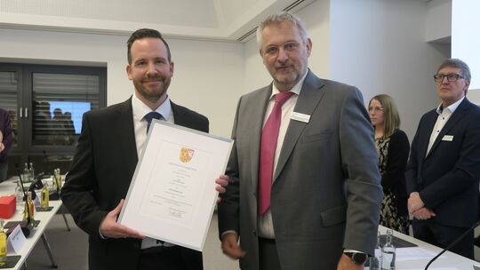 Der Beigeordnete Christoph Kicherer ernennt Timo Kanzinger (links) zum neuen Bürgermeister. Der Beigeordnete Christoph Kicherer ernennt Timo Kanzinger (links) zum neuen Bürgermeister.