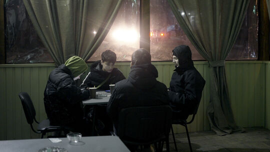 Militärfahrzeuge fahren unablässig an einer Pizzeria entlang: In "Between the Sirens" dokumentiert Gerd Waliszewski den lebensbe Militärfahrzeuge fahren unablässig an einer Pizzeria entlang: In "Between the Sirens" dokumentiert Gerd Waliszewski den lebensbe