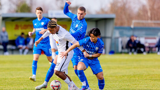 Außenverteidiger Keita Kinoshita (in Blau, rechts) ist wieder fit für die heiße englische Woche, der der FC Emmelshausen-Karbach Außenverteidiger Keita Kinoshita (in Blau, rechts) ist wieder fit für die heiße englische Woche, der der FC Emmelshausen-Karbach