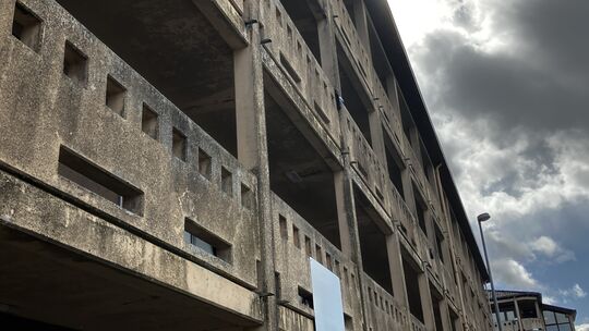 Von außen wirkt das Flüchtlingsheim am Hahn eher abweisend. Drinnen sollen die Migranten zur Ruhe kommen. In der Aufnahmeeinrich Von außen wirkt das Flüchtlingsheim am Hahn eher abweisend. Drinnen sollen die Migranten zur Ruhe kommen. In der Aufnahmeeinrich