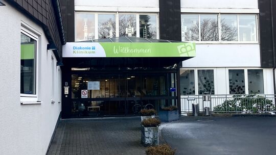 Ob jemals der Begriff "Regioklinik" über dem Eingang des ehemaligen Krankenhauses in Altenkirchen prangen wird oder eine andere Ob jemals der Begriff "Regioklinik" über dem Eingang des ehemaligen Krankenhauses in Altenkirchen prangen wird oder eine andere