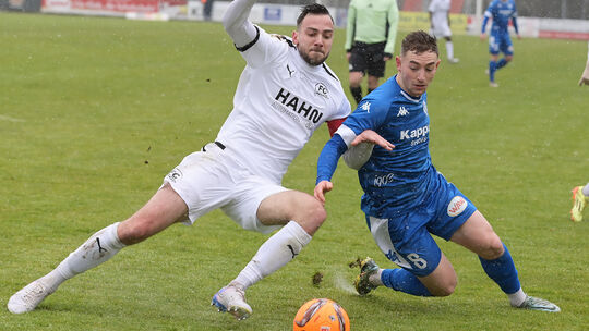Da war der Emmelshausener-Karbacher Jannik Mohr (in Weiß) noch auf dem Feld und im vollen Einsatz gegen den Pirmasenser Luca Eic Da war der Emmelshausener-Karbacher Jannik Mohr (in Weiß) noch auf dem Feld und im vollen Einsatz gegen den Pirmasenser Luca Eic