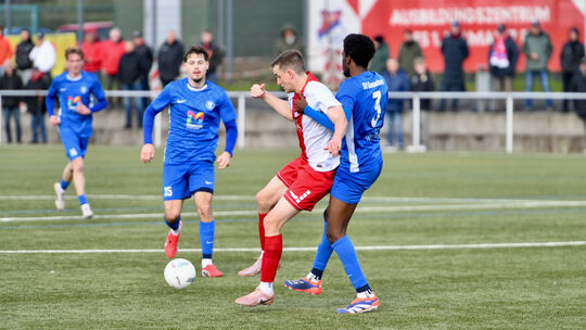 Jonathan Kap (weiß-rotes Trikot) erzielte den einzigen Treffer der wichtigen Partie, die die Sportfreunde Eisbachtal gegen den S Jonathan Kap (weiß-rotes Trikot) erzielte den einzigen Treffer der wichtigen Partie, die die Sportfreunde Eisbachtal gegen den S