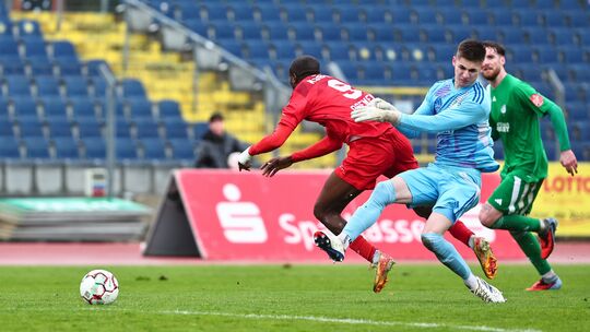 Eine Szene, die das Spiel verändert: Auersmachers Torwart Timo Müller räumt
den Koblenzer Angreifer Onyeka Osemene ab und sieht Eine Szene, die das Spiel verändert: Auersmachers Torwart Timo Müller räumt
den Koblenzer Angreifer Onyeka Osemene ab und sieht