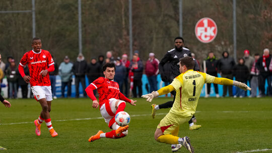 Und wieder ist SC-Torwart Michel Schmitt die Endstaation für den 1. FC Kaiserslautern II. Die Idarer Nummer eins zeigte eine sup Und wieder ist SC-Torwart Michel Schmitt die Endstaation für den 1. FC Kaiserslautern II. Die Idarer Nummer eins zeigte eine sup