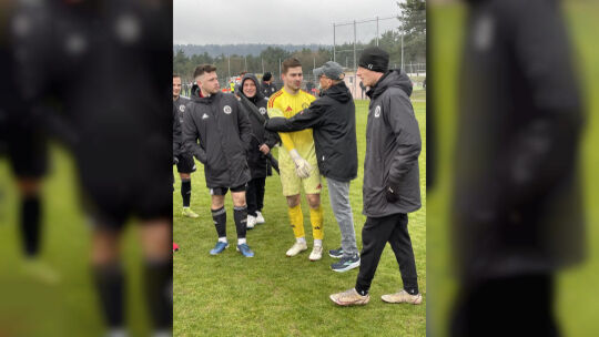 Michel Schmitt wird beglückwünscht. Sein Gesichtsausdruck passt allerdings in diesem Moment nicht zur großartigen Leistung, die Michel Schmitt wird beglückwünscht. Sein Gesichtsausdruck passt allerdings in diesem Moment nicht zur großartigen Leistung, die