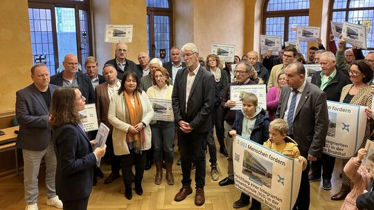 Zahlreiche Eltern, Schüler und Vertreter aus der Politik kamen am Freitag ins Kreishaus, um sich für eine zweite IGS im Kreis Ah Zahlreiche Eltern, Schüler und Vertreter aus der Politik kamen am Freitag ins Kreishaus, um sich für eine zweite IGS im Kreis Ah