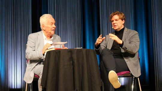 Michael Steinbrecher (rechts) nahm im Talk mit Mathias Jung insbesondere die Würde der sozial Schwachen in den Blick. Michael Steinbrecher (rechts) nahm im Talk mit Mathias Jung insbesondere die Würde der sozial Schwachen in den Blick.