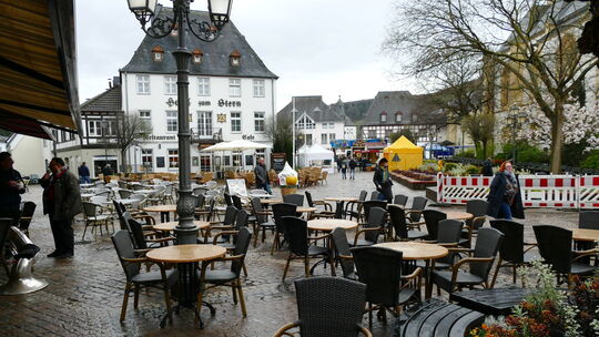Die Besucherschar war dünn und nicht ein Platz der Außengastronomie auf dem sonst so lebendigen Marktplatz in Ahrweiler war bese Die Besucherschar war dünn und nicht ein Platz der Außengastronomie auf dem sonst so lebendigen Marktplatz in Ahrweiler war bese