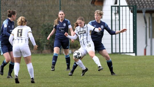 Wie gewonnen, so zerronnen: Gerade erst hatte Luisa Limbach den 1. FFC Montabaur in Führung gebracht, da ließ sich Rachel Kirps Wie gewonnen, so zerronnen: Gerade erst hatte Luisa Limbach den 1. FFC Montabaur in Führung gebracht, da ließ sich Rachel Kirps