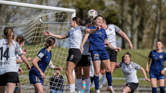 Die einzig nennenswerte Chance für Andernach durch Magdalena Schumacher (blaues Trikot) nach einem Eckball. Der Ball ging an die Die einzig nennenswerte Chance für Andernach durch Magdalena Schumacher (blaues Trikot) nach einem Eckball. Der Ball ging an die