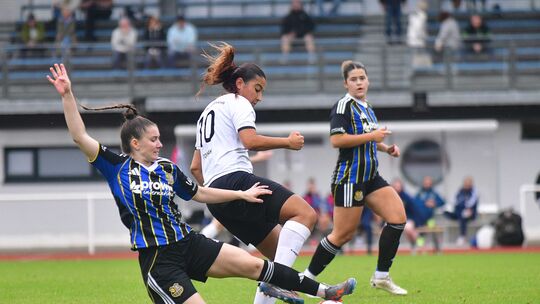 Beim 0:3 im Hinspiel in Bad Neuenahr (im weißen Trikot Berna Tokmak) hielt sich die Niederlage für den SC 13 gegen den 1. FC Saa Beim 0:3 im Hinspiel in Bad Neuenahr (im weißen Trikot Berna Tokmak) hielt sich die Niederlage für den SC 13 gegen den 1. FC Saa