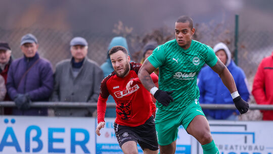 Lucas Alves da Silva (rechts) schoss den VfR Baumholder mit einem Hackenhammer zum 1:0-Auswärtssieg. Lucas Alves da Silva (rechts) schoss den VfR Baumholder mit einem Hackenhammer zum 1:0-Auswärtssieg.