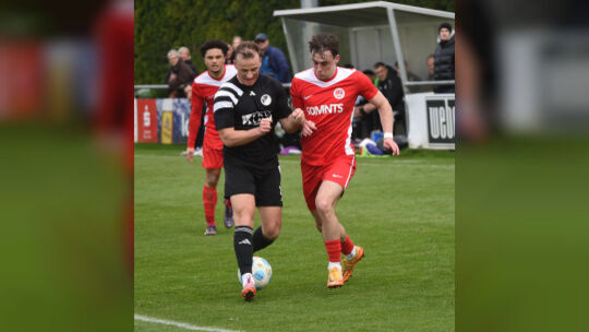 Ungewohnte Position: Der Hüffelsheimer Tim Reidenbach (rechts) spielte dieses Mal als Sechser. Ungewohnte Position: Der Hüffelsheimer Tim Reidenbach (rechts) spielte dieses Mal als Sechser.