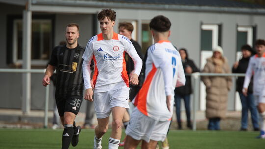 Der SC Idar-Oberstein II (in weiß) und die SG Weinsheim lieferten sich ein super Spitzenspiel. Hier treibt Colin Fuchs den Ball, Der SC Idar-Oberstein II (in weiß) und die SG Weinsheim lieferten sich ein super Spitzenspiel. Hier treibt Colin Fuchs den Ball,