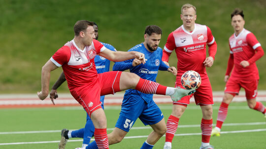 Cosmos-Akteur Serdar Arslan (blaues Trikot) musste nach 67 Minuten vom Platz. Er hatte, genau wie sein Kollege Benko Sabani, Gel Cosmos-Akteur Serdar Arslan (blaues Trikot) musste nach 67 Minuten vom Platz. Er hatte, genau wie sein Kollege Benko Sabani, Gel