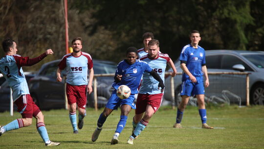 Der TV Hettenrodt (dunkelblaue Trikots) landete "im Meerhafen" bei der SG Idar-Oberstein/TSG/Algenrodt einen Auswärtscoup und be Der TV Hettenrodt (dunkelblaue Trikots) landete "im Meerhafen" bei der SG Idar-Oberstein/TSG/Algenrodt einen Auswärtscoup und be