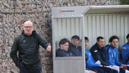 Die Anspannung legte sich nach dem Abpfiff bei Eintracht-Interimstrainer Mario Spreitzer (links) schnell. Die Anspannung legte sich nach dem Abpfiff bei Eintracht-Interimstrainer Mario Spreitzer (links) schnell.