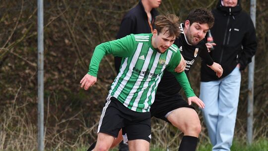 Der Bollenbacher SV II (grüne Trikots) setzte sich im Abstiegskampf gegen die SG Bergen/Berschweiler durch und ist jetzt punktgl Der Bollenbacher SV II (grüne Trikots) setzte sich im Abstiegskampf gegen die SG Bergen/Berschweiler durch und ist jetzt punktgl