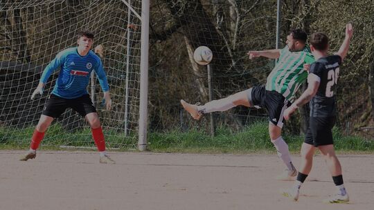 Klassetreffer von Florian Decker (Mitte). Der Angreifer des Bollenbacher SV hebt die Kugel über David Hebel im Kasten der SG Rha Klassetreffer von Florian Decker (Mitte). Der Angreifer des Bollenbacher SV hebt die Kugel über David Hebel im Kasten der SG Rha