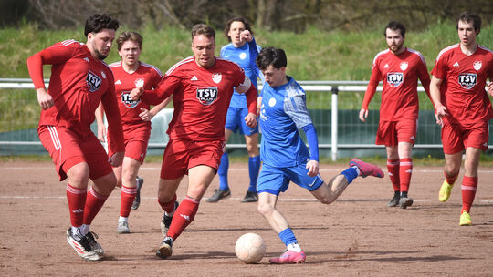 Auf dem Hartplatz in Staudernheim ließ die SG Disibodenberg (blaue Trikots) dem TSV Langenlonsheim/Laubenheim keine Chance und d Auf dem Hartplatz in Staudernheim ließ die SG Disibodenberg (blaue Trikots) dem TSV Langenlonsheim/Laubenheim keine Chance und d