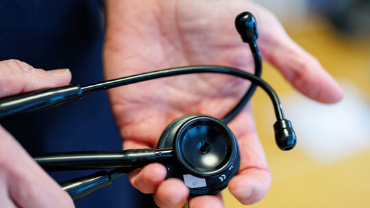 In der Region an der Nahe sind demnächst viele Hausärzte nachzubesetzen - aber es kommen zu wenige nach. Die Kassenärztliche Ver In der Region an der Nahe sind demnächst viele Hausärzte nachzubesetzen - aber es kommen zu wenige nach. Die Kassenärztliche Ver