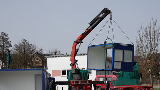 Wo jahrelang Container standen, soll nun ein Bürgerhaus hin. Aber erst mit dem Abbau der Container kam der Ortsbeirat mit seiner Wo jahrelang Container standen, soll nun ein Bürgerhaus hin. Aber erst mit dem Abbau der Container kam der Ortsbeirat mit seiner