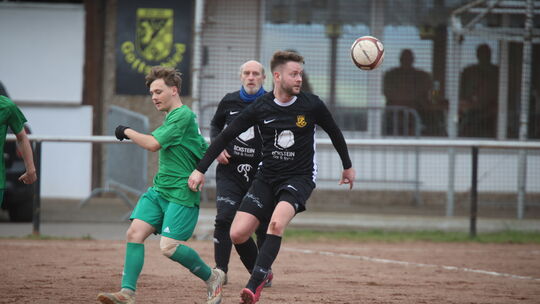 Eine klare Angelegenheit war das Derby zwischen dem SV Göttschied II (schwarze Trikots) und dem TuS Hintertiefenbach. 8:1 gewann Eine klare Angelegenheit war das Derby zwischen dem SV Göttschied II (schwarze Trikots) und dem TuS Hintertiefenbach. 8:1 gewann