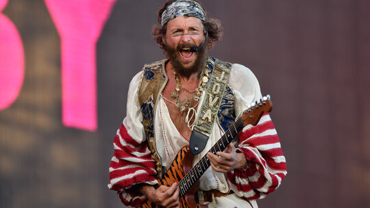 In seiner Heimat jubeln ihm seit Jahrzehnten Zigtausende bei seinen Konzerten zu: Der italienische Cantautore Jovanotti, der mit In seiner Heimat jubeln ihm seit Jahrzehnten Zigtausende bei seinen Konzerten zu: Der italienische Cantautore Jovanotti, der mit