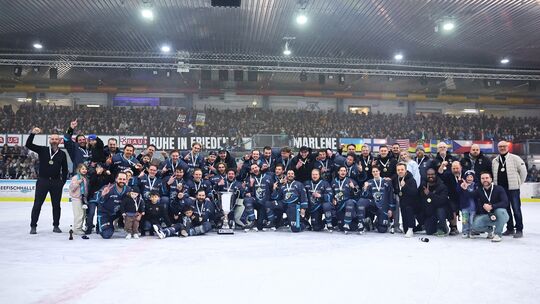 Vor 2108 Zuschauern im Icehouse sicherte sich der EHC Neuwied die Titelverteidigung in der CEHL, schlug Gegner Den Haag mit 3:2 Vor 2108 Zuschauern im Icehouse sicherte sich der EHC Neuwied die Titelverteidigung in der CEHL, schlug Gegner Den Haag mit 3:2