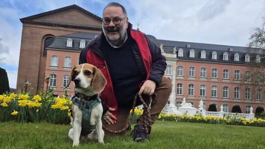Der Autor mit seiner Beagle-Hündin Sally. Sally hat zweieinhalb Jahre in einem Versuchslabor gelebt, bevor sie entlassen und an Der Autor mit seiner Beagle-Hündin Sally. Sally hat zweieinhalb Jahre in einem Versuchslabor gelebt, bevor sie entlassen und an
