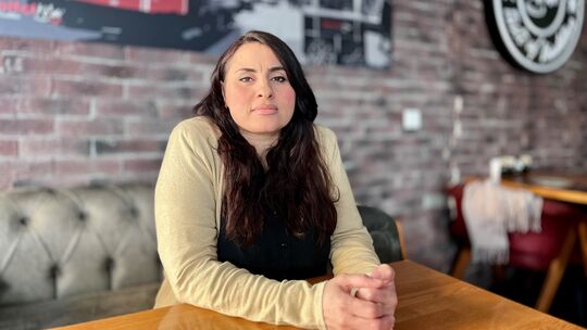 Amanda Dogru sitzt in ihrem Café in der Innenstadt, in dem Mitte November 2025 der Strom abgestellt worden ist. Amanda Dogru sitzt in ihrem Café in der Innenstadt, in dem Mitte November 2025 der Strom abgestellt worden ist.