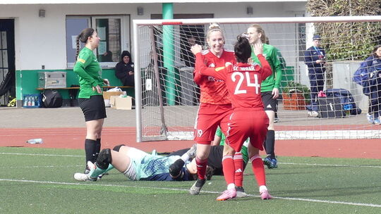 Vorlagengeberin Emily Reuschenbach (Nummer 24) bejubelt mit Doppel-Torschützin Franziska Becker das entscheidende 3:1 für den FC Vorlagengeberin Emily Reuschenbach (Nummer 24) bejubelt mit Doppel-Torschützin Franziska Becker das entscheidende 3:1 für den FC