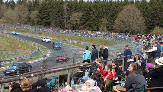 Die „Touristenfahrten“ auf der Nordschleife wie hier am „Brünnchen“ beim "Carfriday" 2022 sind Kulisse für die große Party rund Die „Touristenfahrten“ auf der Nordschleife wie hier am „Brünnchen“ beim "Carfriday" 2022 sind Kulisse für die große Party rund