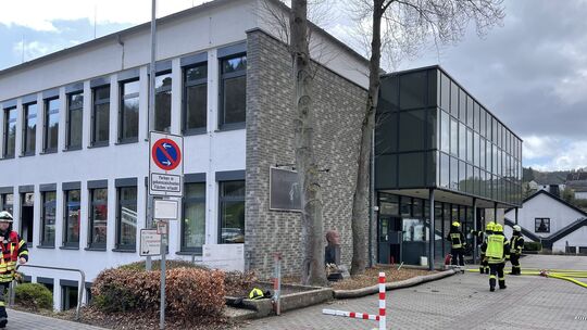 Die Feuerwehren der VG Adenau wurde am Montagvormittag zum Erich-Klausener-Gymnasium gerufen. Die Feuerwehren der VG Adenau wurde am Montagvormittag zum Erich-Klausener-Gymnasium gerufen.