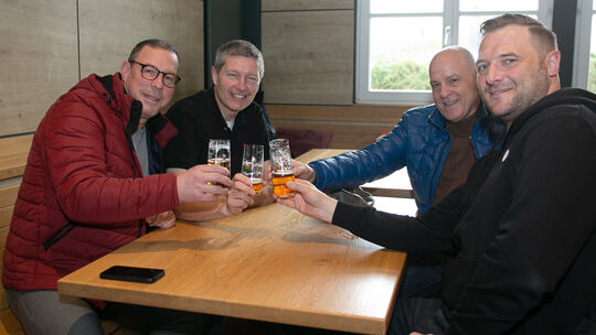 Diese 4 Gäste genossen das Bier Diese 4 Gäste genossen das Bier