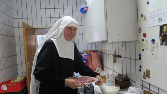 In der Küche bereiten die Schwestern die Mahlzeiten für die Gäste und für sich selbst zu. In der Küche bereiten die Schwestern die Mahlzeiten für die Gäste und für sich selbst zu.