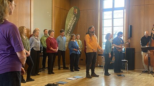 Der Geheime Küchenchor zelebrierte am Sonntagabend ein exzellentes Konzert in der Kreisverwaltung. Besonders die Mischung unters Der Geheime Küchenchor zelebrierte am Sonntagabend ein exzellentes Konzert in der Kreisverwaltung. Besonders die Mischung unters