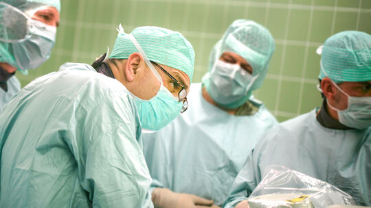 Oberstarzt Erwin Kollig im OP. Zum 31. März verlässt er das BwZK Koblenz und geht in Ruhestand. Oberstarzt Erwin Kollig im OP. Zum 31. März verlässt er das BwZK Koblenz und geht in Ruhestand.