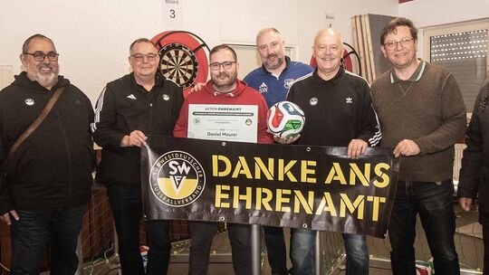 Großer Bahnhof in Meddersheim: Bei der Vereinsehrung der Club-100-Aktion freuen sich (von links) Staffelleiter Udo Marx, SWFV-Vi Großer Bahnhof in Meddersheim: Bei der Vereinsehrung der Club-100-Aktion freuen sich (von links) Staffelleiter Udo Marx, SWFV-Vi