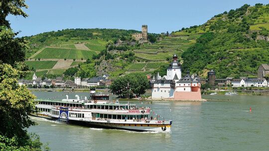 Die "Goethe" vor der Pfalzgrafenstein bei Kaub: Der 1913 in Dienst gestellte Schaufelraddampfer ist eines der Aushängeschilder d Die "Goethe" vor der Pfalzgrafenstein bei Kaub: Der 1913 in Dienst gestellte Schaufelraddampfer ist eines der Aushängeschilder d