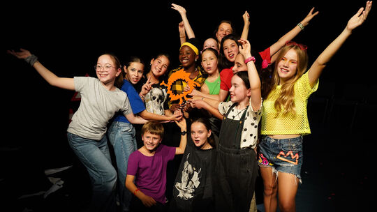 Diese Aufnahme entstand beim Deutschen Kindertheaterfest 2024 in Nürnberg. Der Theaterkurs 1 widmete sich hier dem Stück "Bauste Diese Aufnahme entstand beim Deutschen Kindertheaterfest 2024 in Nürnberg. Der Theaterkurs 1 widmete sich hier dem Stück "Bauste