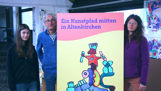 Ein Kunstpfad mitten in Altenkirchen: Die beiden Jugendkunstschulleiter Tanja Corbach und Axel Weigend sowie Praktikantin Emily Ein Kunstpfad mitten in Altenkirchen: Die beiden Jugendkunstschulleiter Tanja Corbach und Axel Weigend sowie Praktikantin Emily