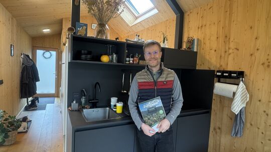 Dominique Fleckinger hat in seinem Cabin alles zweckmäßig und minimalistisch eingerichtet. Dominique Fleckinger hat in seinem Cabin alles zweckmäßig und minimalistisch eingerichtet.