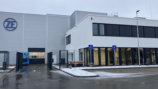 Blick auf das ZF-Werk in Niederzissen vom Parkplatz aus. Im Inneren wurde Anfang des Jahres noch gebaut. Blick auf das ZF-Werk in Niederzissen vom Parkplatz aus. Im Inneren wurde Anfang des Jahres noch gebaut.