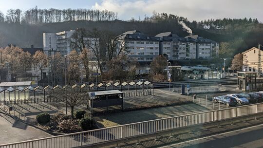Im Dezemeber 2024 sollen sich laut Anklage dramatische Szenen vor dem Kirchener Krankenhaus abgespielt haben. Das Mitglied einer Im Dezemeber 2024 sollen sich laut Anklage dramatische Szenen vor dem Kirchener Krankenhaus abgespielt haben. Das Mitglied einer